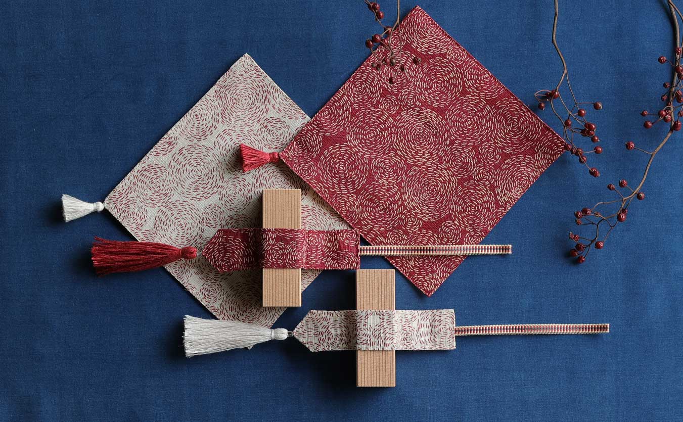 刺し子渦シリーズは紅白の色展開